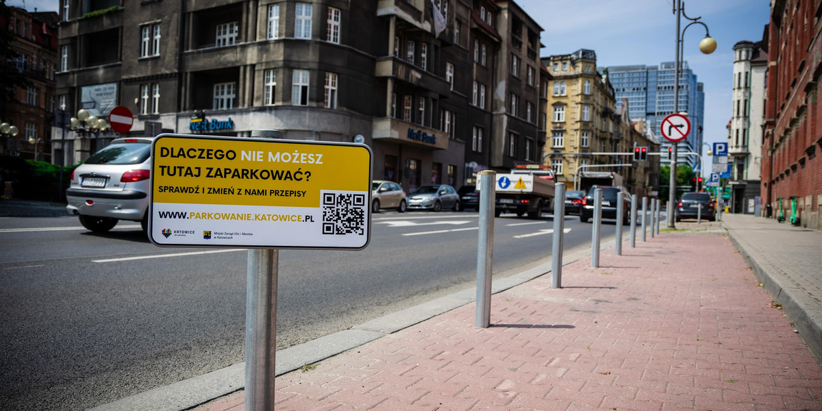 W Katowicach trwa likwidacja parkingów w pobliżu przejść dla pieszych i w zatokach. 