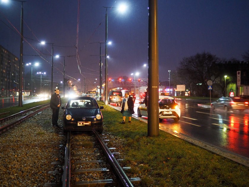 Volkswagen z Łęczycy utknął na torach w Łodzi