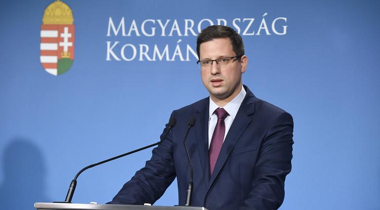 Gulyás Gergely Miniszterelnökséget vezető miniszter a koronavírus-fertőzés elleni védekezésért felelős operatív törzs sajtótájékoztatóján a Miniszterelnöki Kabinetiroda sajtótermében 2020. március 11-én