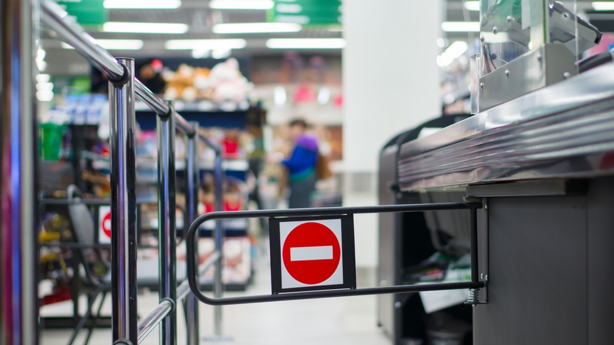 Klienci jednego z supermarketów w południowej Francji zostali zaskoczeni wielką promocją na telewizory. Cena została obniżona z 399 na 30,99 euro (w przeliczeniu ok. 1700 zł na 131 zł). Klienci tak chętnie skorzystali z okazji, że zablokowali kasy, a na miejscu musiała interweniować policja - podaje BBC. 