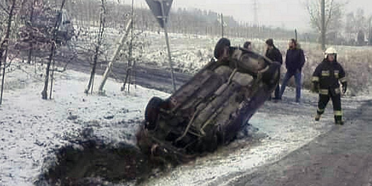 Łącko. Opel dachował na śliskiej drodze. 