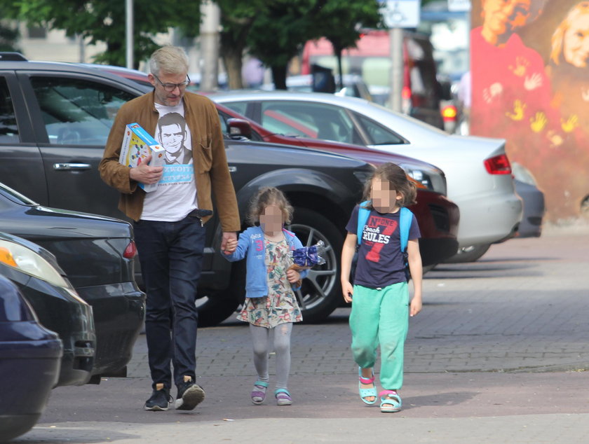 Hubert Urbański opiekuje się córkami