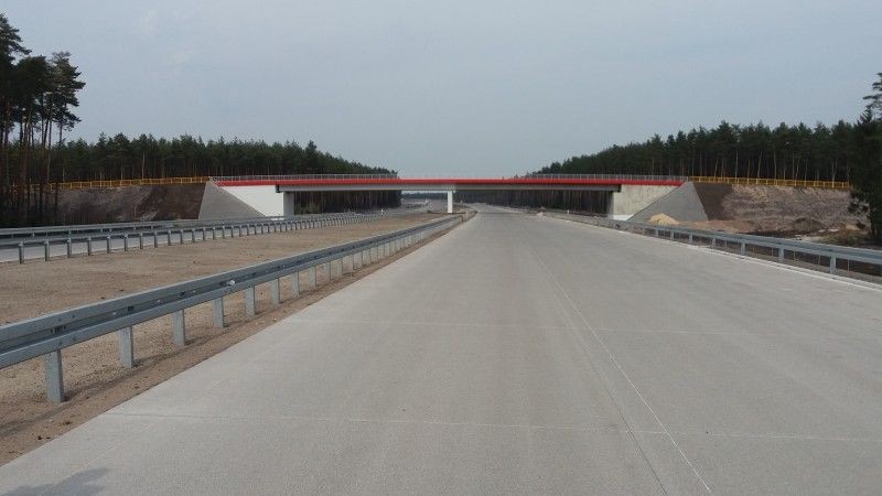 Niebawem po zakończeniu kontroli Prezesa Urzędu Zamówień Publicznych, zostanie podpisana umowa na ostatni odcinek długości ok. 24,2 km: węzeł Piotrków Trybunalski Południe – Kamieńsk. Najkorzystniejszą ofertę na ten fragment trasy złożyła firma Mirbud.<br>
'Po przebudowie na odcinku od Piotrkowa do Częstochowy kierowcy będą mieli do dyspozycji autostradę  o trzech pasach ruchu w każdym kierunku z nawierzchnią z betonu cementowego. Zastąpi ona dwujezdniową drogę zbudowaną w epoce Edwarda Gierka. Na pozostałym odcinku do Pyrzowic będzie miała także nawierzchnię betonową oraz dwa pasy ruchu w każdym kierunku z rezerwą pod dobudowę trzeciego' - podała GDDKiA.