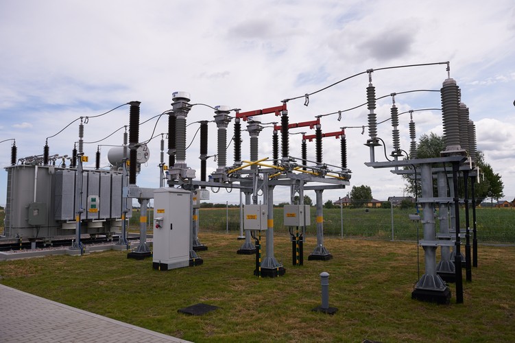 'Wszystkie prace budowlane i elektryczne zostały wykonane przez lokalne firmy z Pomorza - SAG Elbud Gdańsk i MEGA Gdynia, przy czym nie tylko materiały budowlane, ale także wiele podzespołów elektronicznych i elektrycznych pochodzi od polskich producentów. Wieże, na których zamontowane są turbiny zostały wykonane w Stoczni Gdańskiej. Transport wielkogabarytowych elementów turbin jak również montaż specjalistycznymi dźwigami został wykonany przez polską firmę z Gdyni i polski oddział transportowej firmy z Danii' – czytamy dalej.