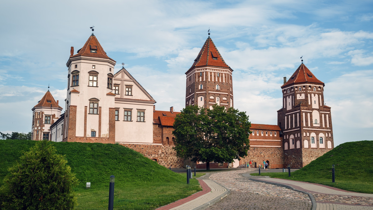 Siedemnastowieczne stroje i pokazy walk znalazły się wśród atrakcji, jakie można było podziwiać dzisiaj na zamku w Mirze w środkowej Białorusi podczas uroczystości zorganizowanych z okazji Dnia Konstytucji przez Konsulat Generalny RP w Grodnie.