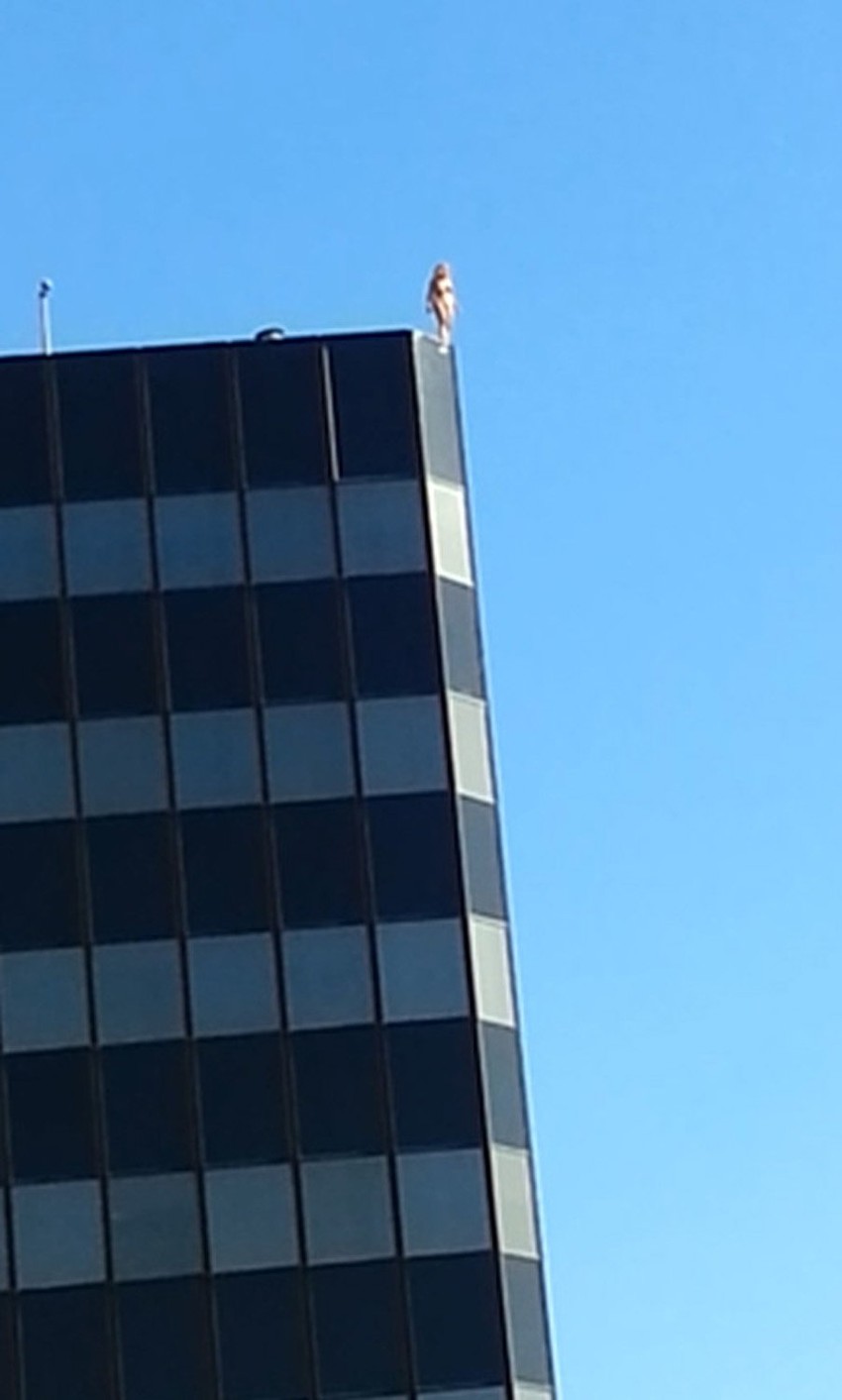 Policija je 3 sata pokušavala da odgovori dizajnerku od skoka