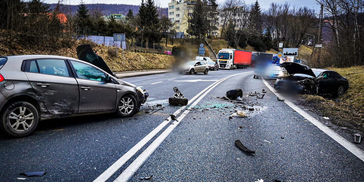 Koszmarny wypadek na drodze krajowej nr 8 w miejscowości Bardo (woj. dolnośląskie). Czołowe zderzenie trzech samochodów. 