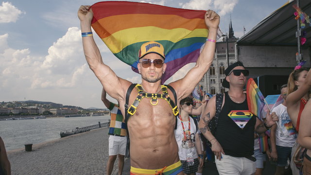A 38 fok ellenére is rengetegen mentek el, jó hangulatban telt az idei Budapest Pride