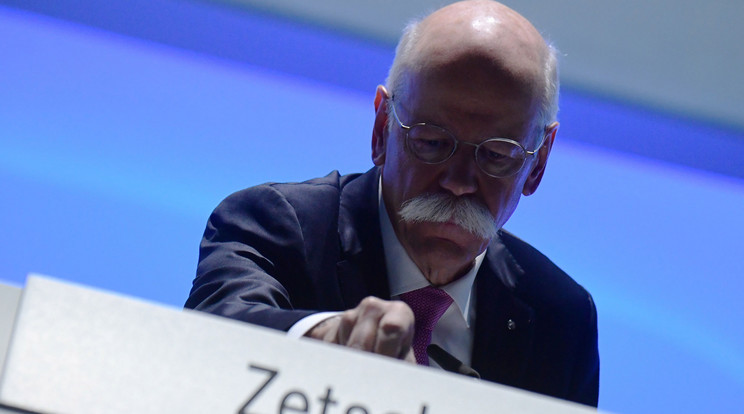 Dieter Zetsche, a Daimler AG igazgatótanácsának elnöke, a Mercedes-Benz Cars vezetője a német járműgyártó részvényeseinek éves közgyűlésén Berlinben 2019. május 22-én, mielőtt bejelentette nyugdíjba vonulását / MTI/EPA/Clemens Bilan