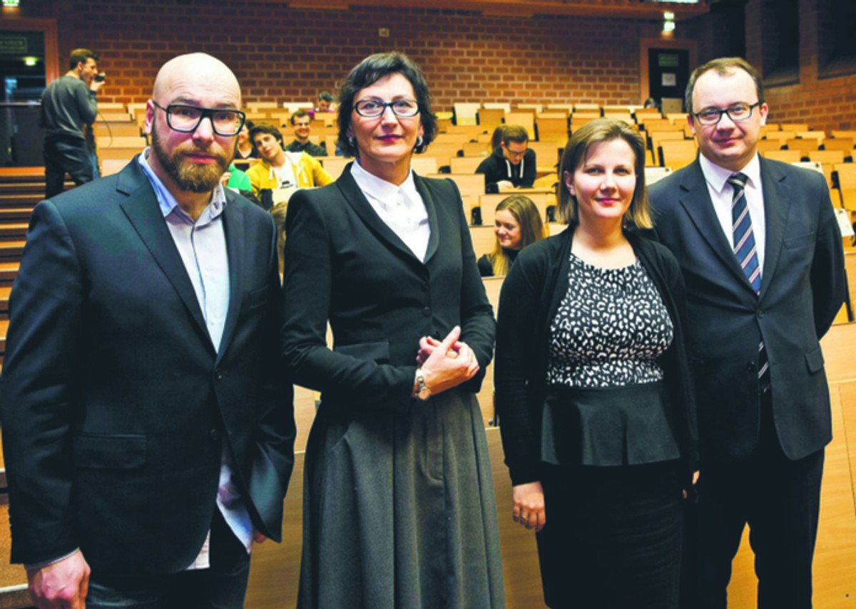 Krzysztof Zasada (RMF FM), Jadwiga Sztabińska, redaktor naczelna Dziennika Gazety Prawnej, dr Patrycja Grzebyk (Zakład Studiów Strategicznych Instytutu Stosunków Międzynarodowych Uniwersytetu Warszawskiego) i dr Adam Bodnar, rzecznik praw obywatelskich