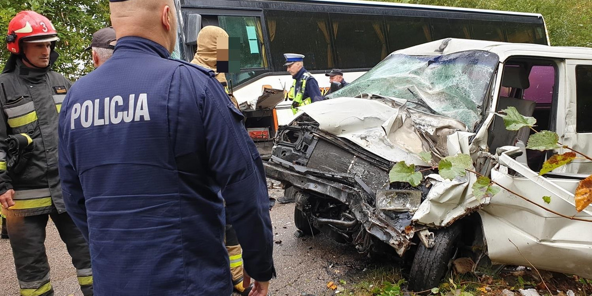 Tragiczny wypadek na Podlasiu. Zderzenie autobusu szkolnego z busem. Jedna osoba nie żyje