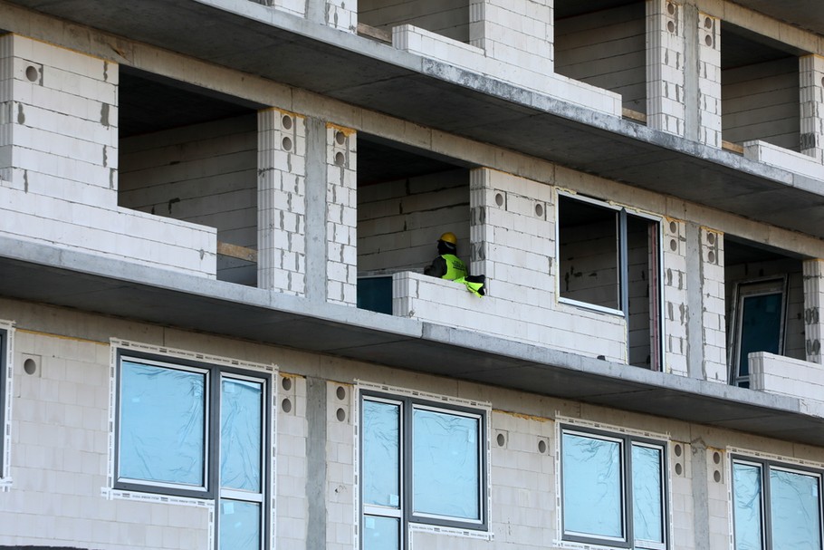 RPP niemal na pewno podniesie w marcu stopy procentowe. Scenariusz bazowy zakłada na najbliższym posiedzeniu podwyżkę o 0,5 pkt proc. (50 punktów bazowych). Jeśli o tyle samo wzrośnie też w ciągu miesiąca stawka WIBOR, to posiadacz 25-letniego kredytu mieszkaniowego w konsekwencji zobaczyć może wzrost raty na poziomie około 15-16 zł w przeliczeniu na każde pożyczone 100 tys. 