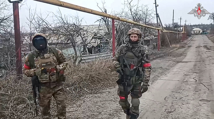 Videóhívásban nézték végig a rokonok, ahogy megérkeznek az orosz katonák, az ukrán hátrahagyott sebesültekhez Avgyijivkánál / Fotó: MTI/AP/Orosz védelmi minisztérium sajtószolgálata