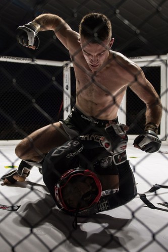 Tak w klatce walczą polscy żołnierze. Panie też zrzuciły mundury i wzięły się za łby