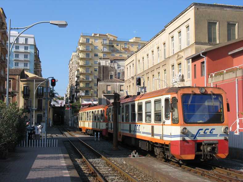 Pociąg kolei wąskotorowej Circumetnea na stacji Catania Borgo Kolejka kursuje wokół wulkanu Etna i jest jedną z atrakcji wyspy