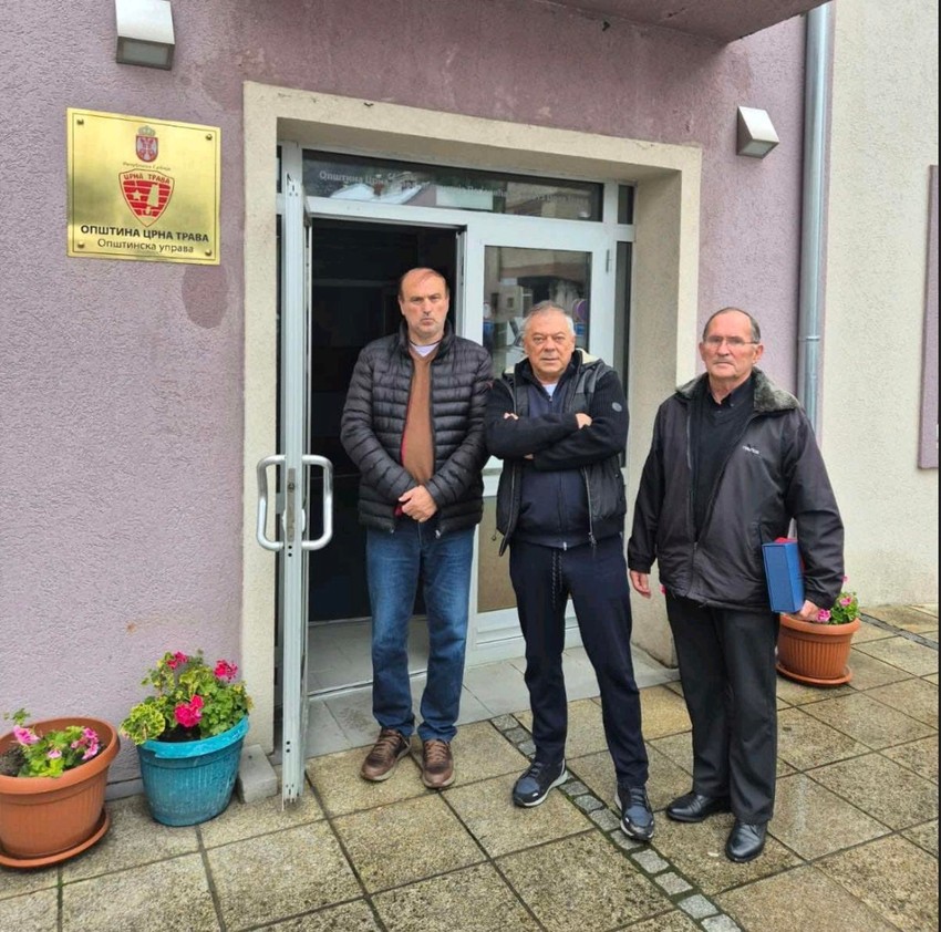 CRNA TRAVA TONČEV SNEG