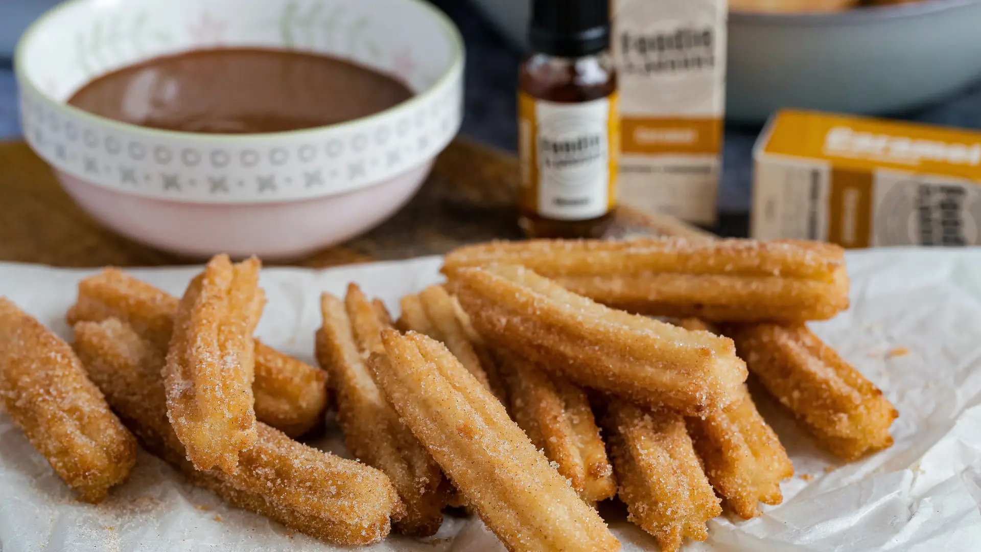 Churros z sosem czekoladowym. Hiszpański przysmak idealnym pomysłem na tłusty czwartek