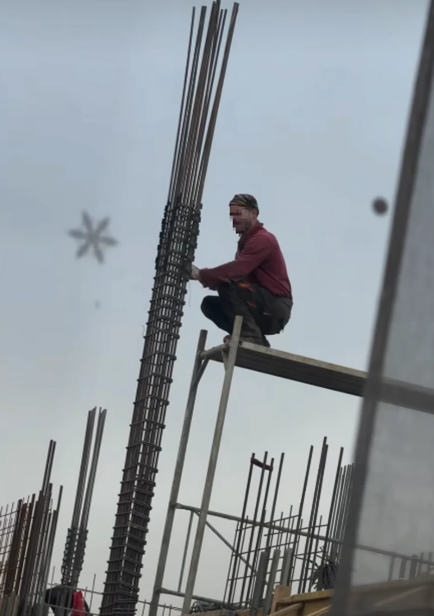 Oduševljena izgledom momka koji radi na građevini