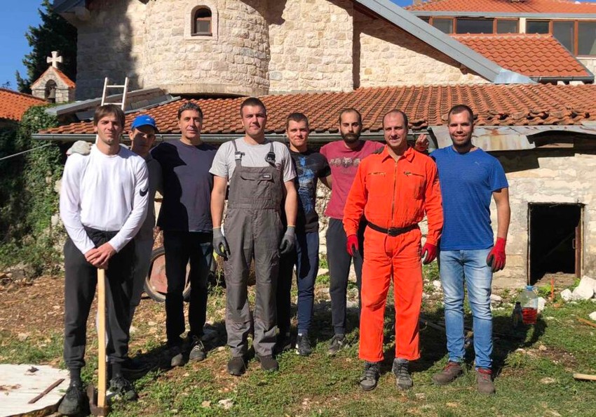 Mladi-iz-Bara-rade-na-obnovi-manastira