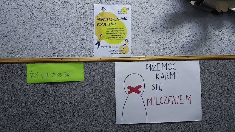 W akcji plakatowej w białostockim liceum uczennice wsparła jedna z nauczycielek