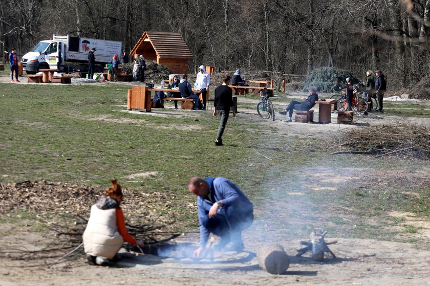 Warszawa - Mimo stanu zagrożenia, ciepła pogoda przyciąga warszawiaków do parków i lasów