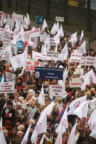 Kilkanaście tysięcy nauczycieli z całej Polski protestuje w Warszawie