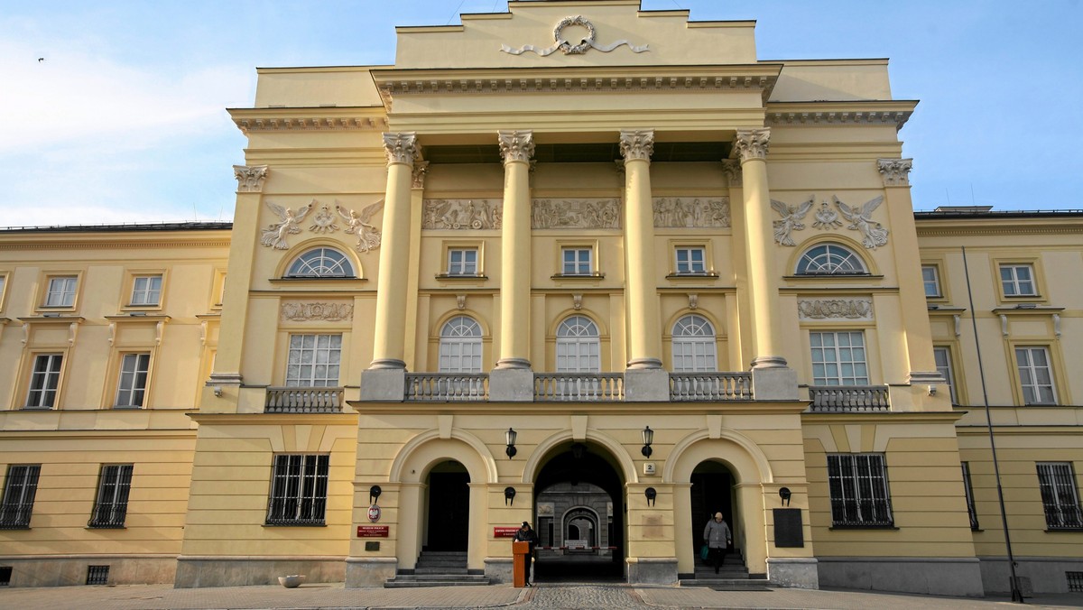 Już czwarty miesiąc pozostaje wolne stanowisko komendanta stołecznego policji. Jego obowiązki pełni w tym momencie insp. Piotr Owsiewski, wcześniejszy zastępca szefa KSP. Jak dowiedzieliśmy się nieoficjalnie, nowy szef warszawskich policjantów ma zostać powołany jutro. Kto nim będzie? Na "giełdzie nazwisk" przewija się trzech kandydatów.