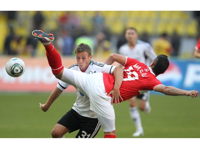 Maciej Rybus walczy Marcosem Rojo