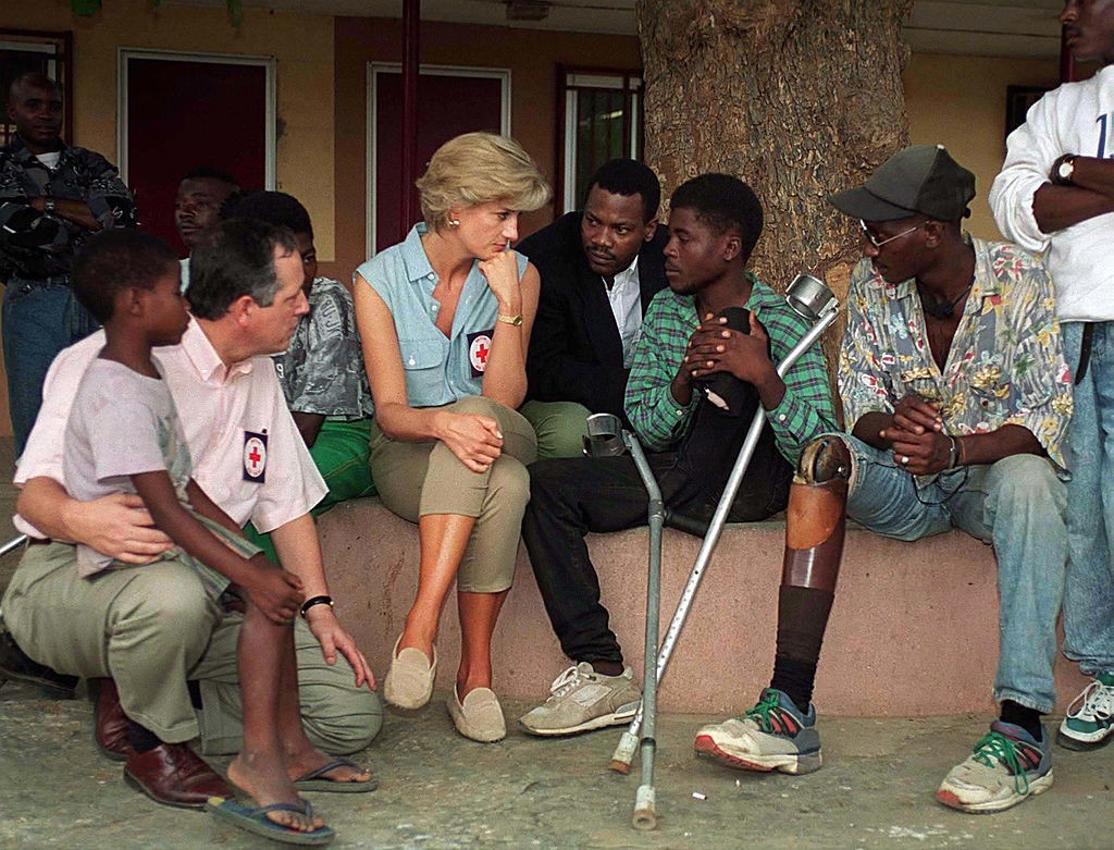Ezen a képen Diana hercegné épp az angolai Luandában tartózkodott 1997-ben, ahol a felrobbant aknák miatt végtagjukat vesztett helyiekkel beszélgetett.