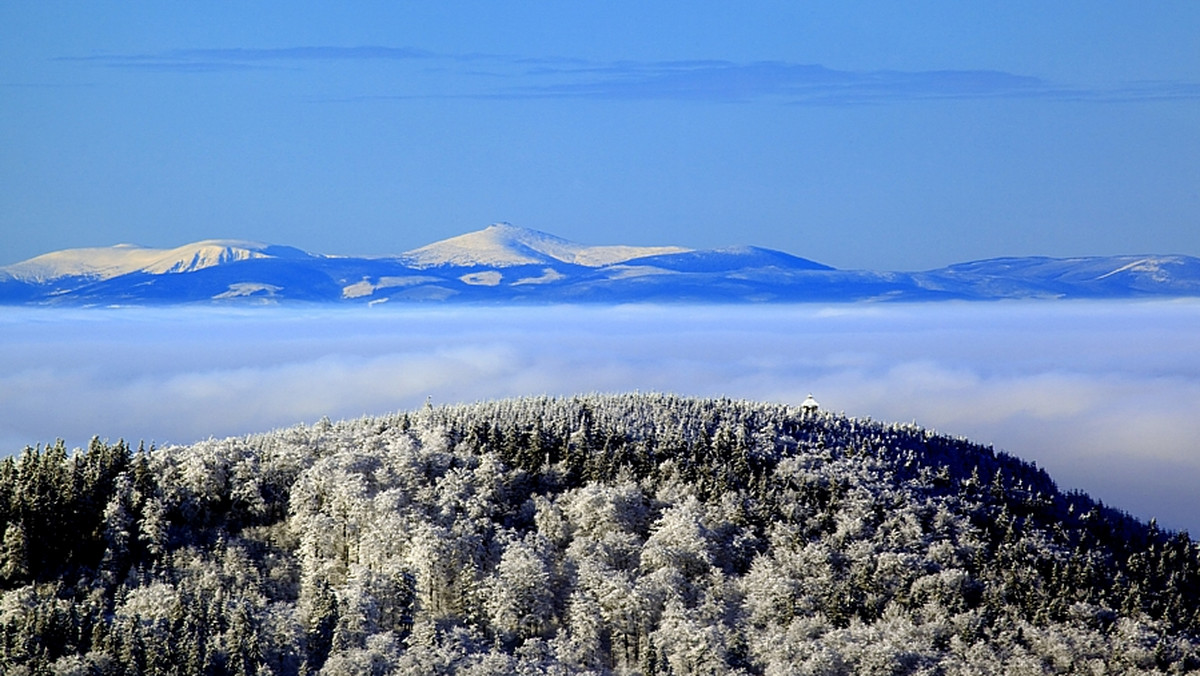 Na Słowacji i w Czechach w nocy z piątku na sobotę znacznie spadła temperatura, miejscami do kilku stopni poniżej zera, a w Karkonoszach i Tatrach spadł śnieg.