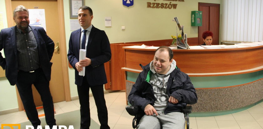 Nareszcie niepełnosprawni mogą wjechać do urzędu w Rzeszowie