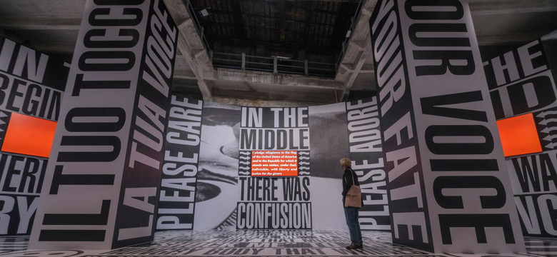 "Gdy w Ukrainie jest wojna, świat sztuki zmaga się z kacem po licznych przyjęciach, które odbywają się w okolicach Biennale"
