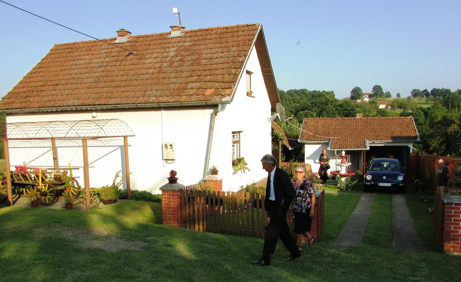 Marići ispred kuće u kojoj žive