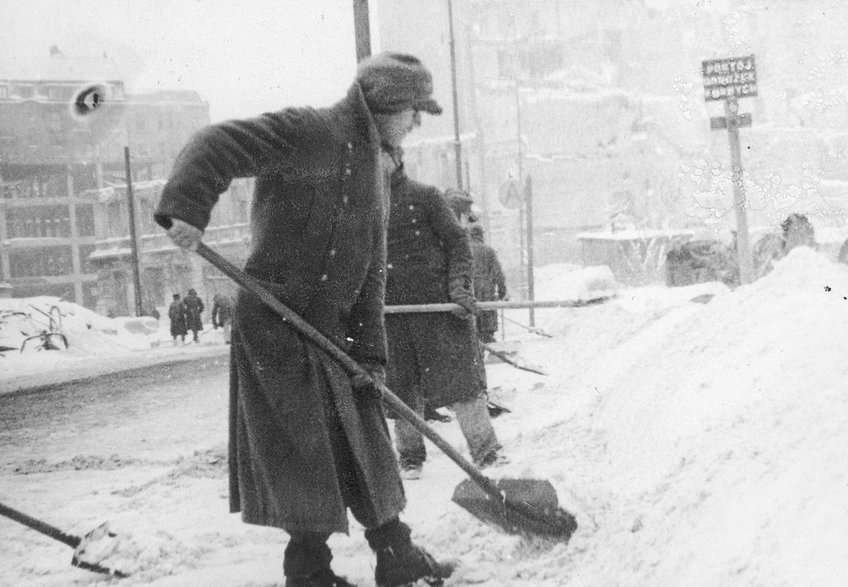 Usuwanie śniegu z ulic Warszawy w 1947 roku (Narodowe Archiwum Cyfrowe, sygnatura: 3/3/0/47/1303).