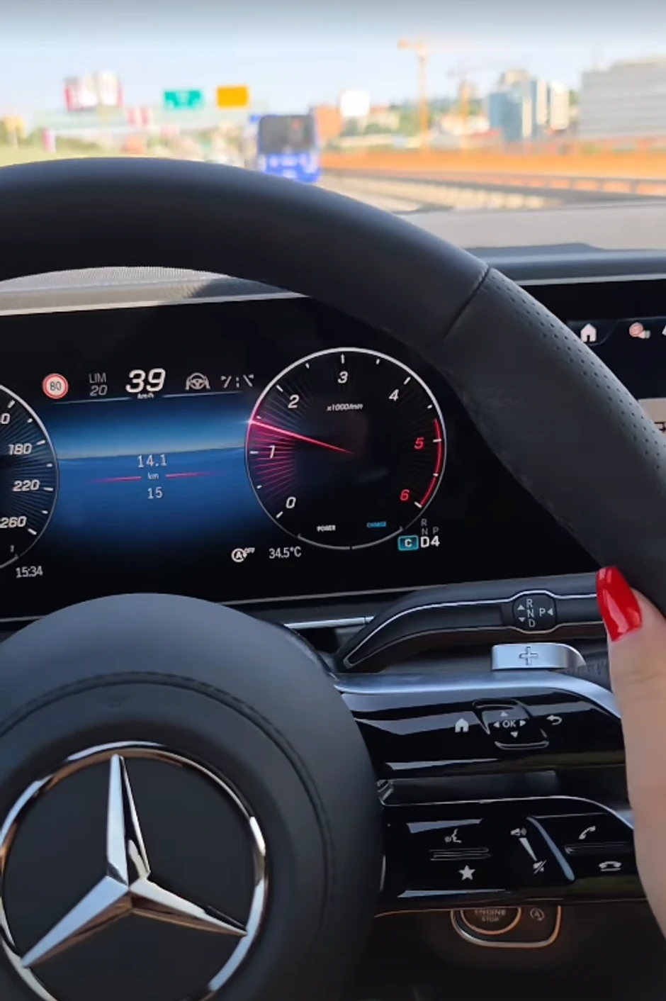 Aleksandra Mladenović se provozala u besnoj mašini