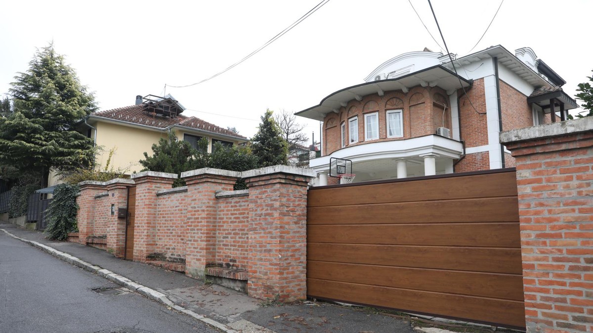 NEKRETNINE NAŠEG MUZIČARA VREDE 35 MILIONA EVRA Ovo je njegova luksuzna vila u Beogradu - ima više od 30 kuća, vila, stanova, garsonjera