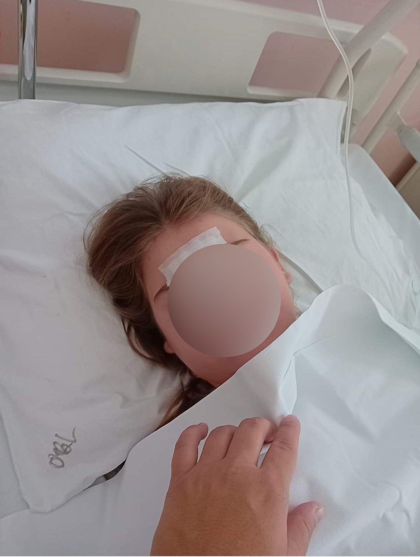 Drugaricu je šutnuo u glavu i slomio joj nos