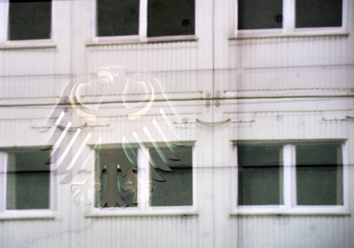 Symbol narodowy Niemiec na szybie z odbiciem sąsiadującego budynku. Nowa siedziba niemieckich służb wywiadowczych (BND). EPA/SOEREN STACHE / POOL Dostawca: PAP/EPA.