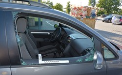 Matka zostawiła dzieci w nagrzanym aucie i poszła na zakupy. Ludzi zaalarmował płacz