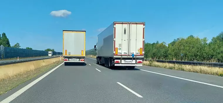 Ciężarówki nadal wyprzedzają się na potęgę. Czy wprowadzono martwy zakaz? Wiemy, ile policja wystawiła mandatów