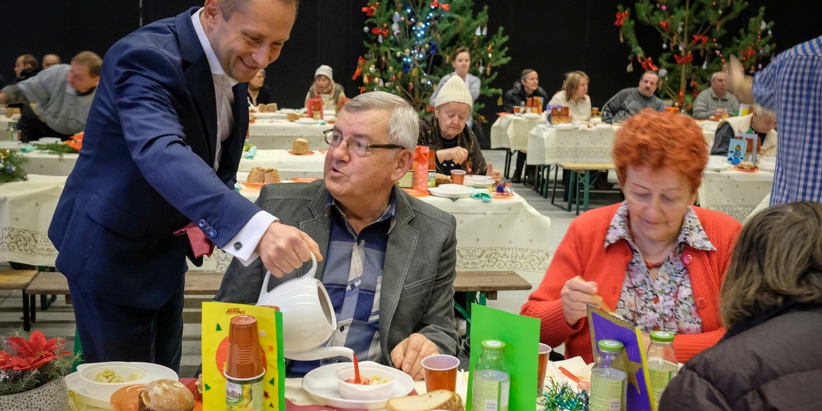 Kamil Durczok (†53l.) pracował jako wolontariusz w Fundacji Wolne Miejsce. Organizował wigilie dla samotnych i potrzebujących. Usługiwał gościom przy stołach. 