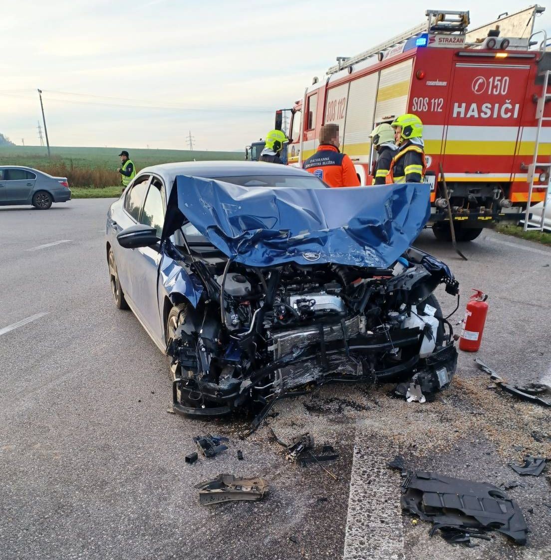 V Bánovciach nad Bebravou sa zrazili dve autá a autobus. 