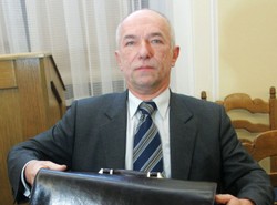 Niszczarka do papieru zaatakowała Ćwiąkalskiego