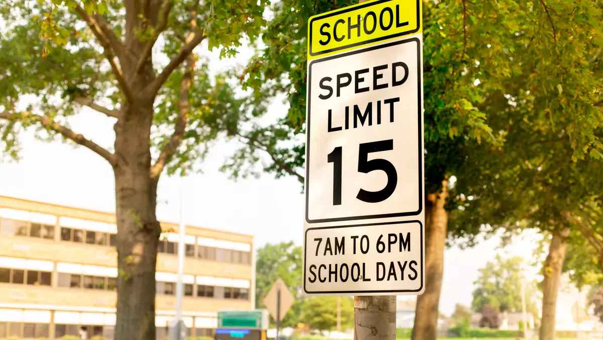 Dopuszczalne prędkości w tzw. school zone są różne w zależności od stanu