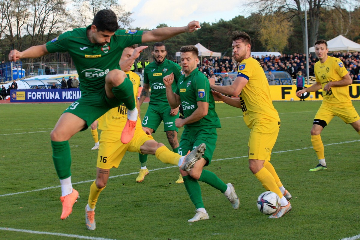Zawodnik Lechii Zielona Góra Mykyta Loboda (L-tył) i Raphael Rossi (L-przód) z Radomiaka Radom podczas meczu 1/8 finału piłkarskiego Pucharu Polski