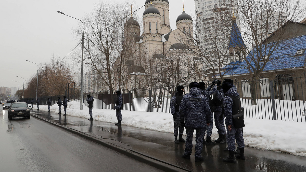 Barierki, więźniarki i kamery w cerkwi. Policja gotowa na pogrzeb Nawalnego
