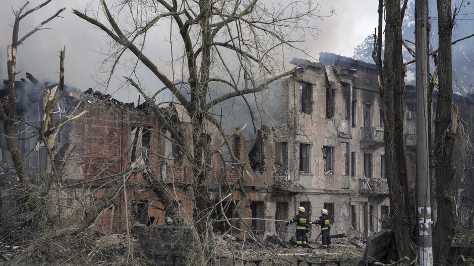 Ukraińscy ratownicy pracują w miejscu zniszczonej kliniki po ostrzale w Dnieprze w środkowej Ukrainie, 26 maja 2023 r.