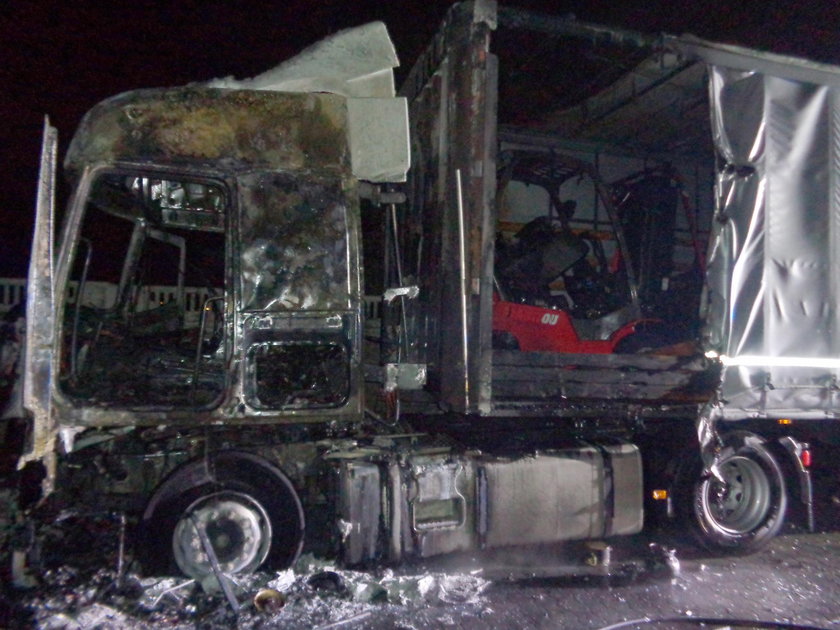 Pożar tira w Woli Rakowej niedaleko Autostrady A1. Kierowca doznał poparzeń na całym ciele