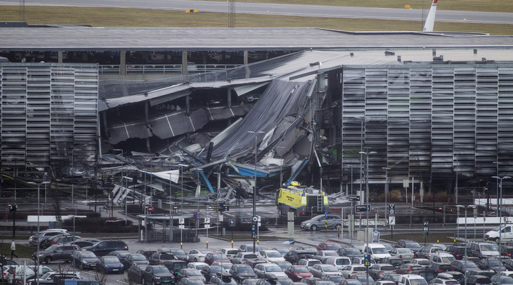 A nyugat-norvégiai Stavanger repülőtér parkolójának részben leomlott épülete az előző nap pusztított tűzvész után, 2020. január 8-án / Fotó: MTI/EPA/NTB SCANPIX/Carina Johansen