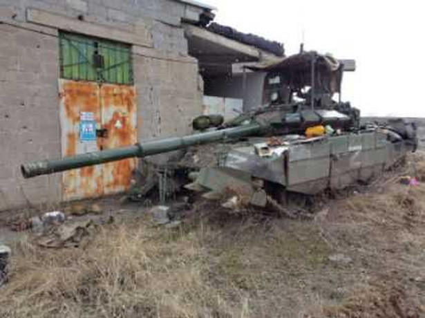 Opuszczony rosyjski czołg na przedmieściach Mariupola